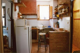 Apartment in house with Patio with columns. Living room, mezzanine (bedroom), one bedroom, kitchen and bathroom. Furnished. . Oasis Real Estate. Houses in Granada, Spain.