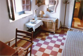 Apartment in house with Patio with columns. Living room, mezzanine (bedroom), one bedroom, kitchen and bathroom. Furnished. . Oasis Real Estate. Houses in Granada, Spain.