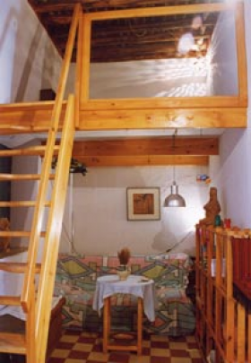 Apartment in house with Patio with columns. Living room, mezzanine (bedroom), one bedroom, kitchen and bathroom. Furnished. . Oasis Real Estate. Houses in Granada, Spain.