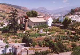 Very well connected flat, beautiful communal garden, peaceful area. . Oasis Real Estate. Houses in Granada, Spain.