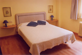 Recently restored apartment in the centre of Granada, beside El Corte Inglés. Living room with sopha-bed, one bedroom with double bed, bathroom and kitchen. Wooden floor, centralized heating and hot . Oasis Real Estate. Houses in Granada, Spain.