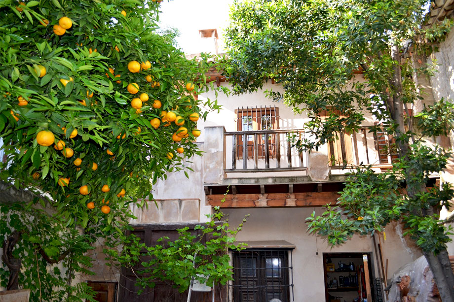 Detalle del patio interior con naranjos de una casa morisca en venta, localizada en el Albaicín, Granada.