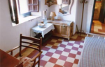 Apartment in house with Patio with columns. Living room, mezzanine (bedroom), one bedroom, kitchen and bathroom. Furnished. . Oasis Real Estate. Houses in Granada, Spain.