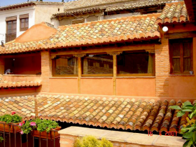 Fachada de casa morisca en venta situada en el Albaicín, Granada.