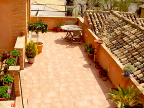 Terraza de casa morisca a la venta situada en el histórico barrio del Albaicín, Granada.
