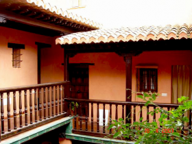 Balcon de patio interior en casa morisca a la venta localizada en el histórico barrio Albaicín, Granada.