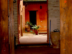 Detalle de la puerta y el patio interior de una casa morisca a la venta en el Albaicín, Granada.