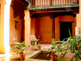 Patio interior con fuente de casa a la venta en Albaicín, Granada.