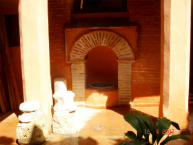 Detalle del patio interior de casa a la venta en el Albaicín, Granada.