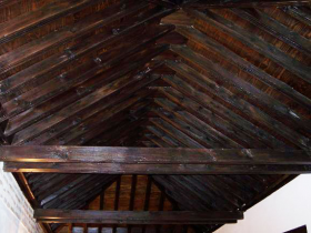 Detalle del techo de una casa morisca en venta, localizada en el histórico barrio del Albaicín, Granada.