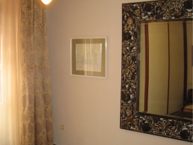 Detalle de dormitorio de piso en venta en el centro de Granada.