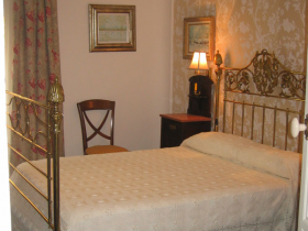 Dormitorio de piso en venta en el centro de Granada.