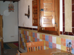 Comedor de apartamento en venta situado en el barrio Albaicín, Granada.