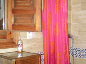 Bathroom of property on sale located in Granada.